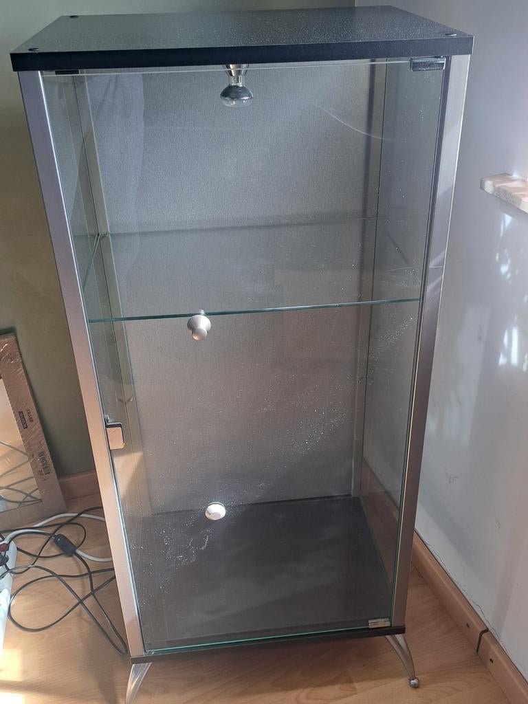 Vitrine avec éclairage. Couleur métallique. Excellent état, Maison & Meubles, Enlèvement
