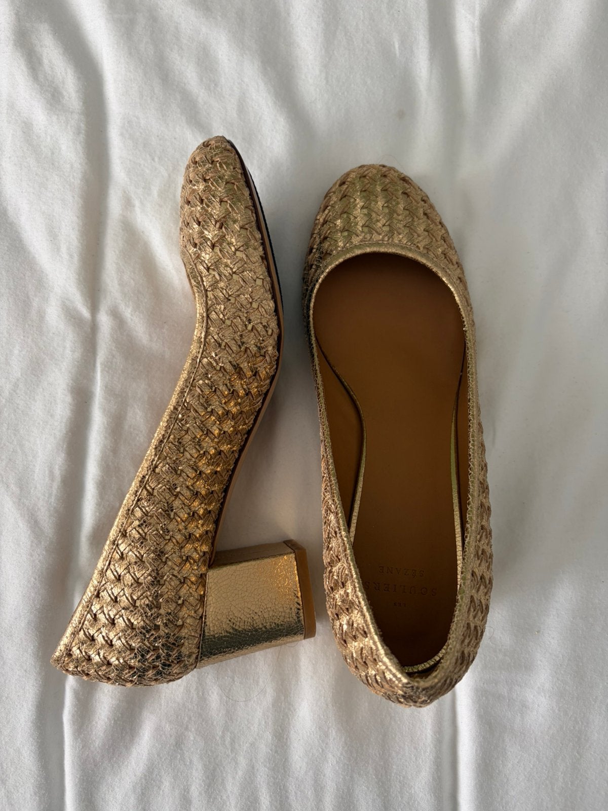 Escarpin Sézane tressé doré petit talon, Neuf, Enlèvement, Chaussures, Fille
