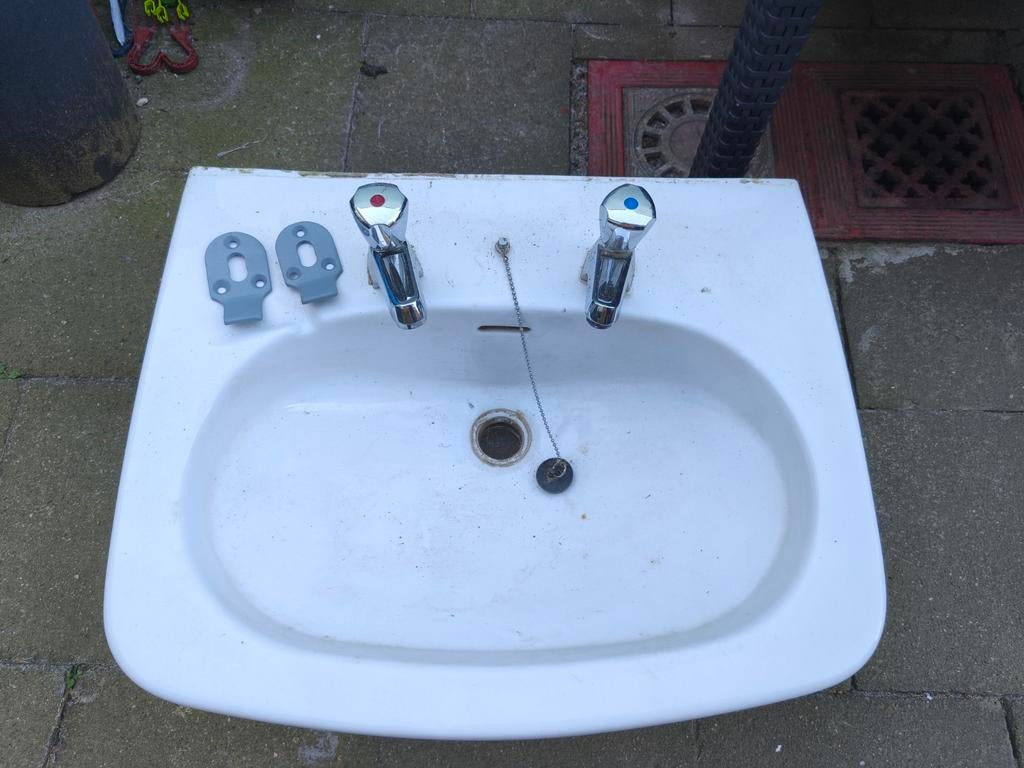 Lavabo met twee kranen, Enlèvement