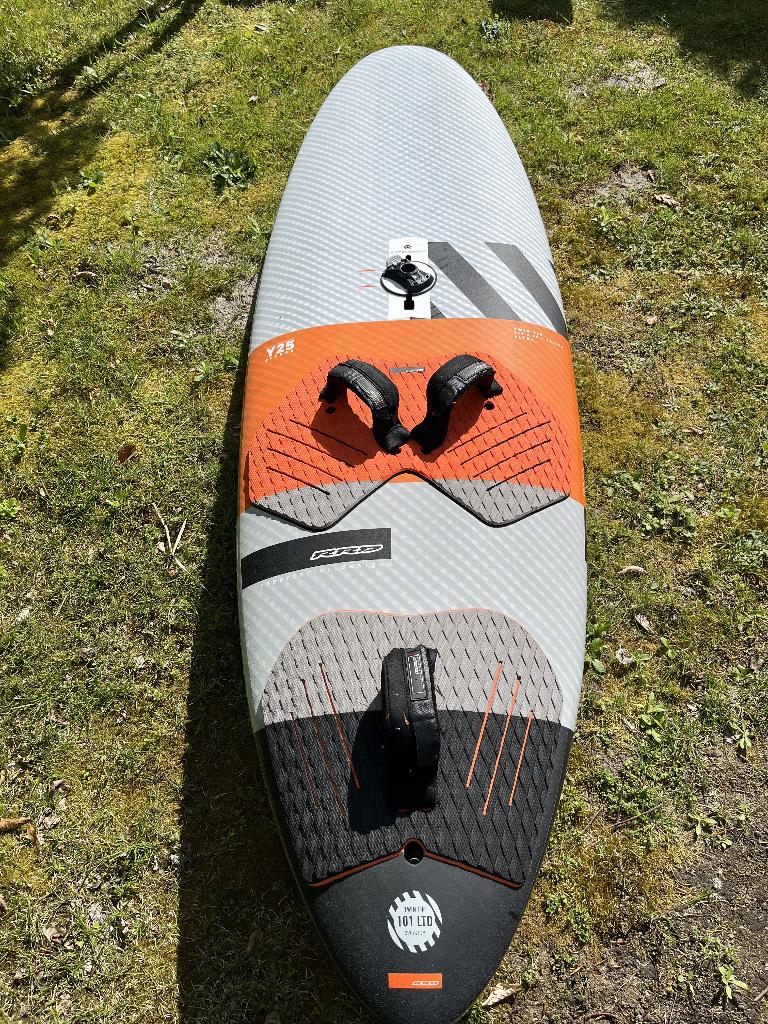 RRD freestyle board, 101 liter ( twintip LTD ), Planche, Comme neuf, Enlèvement, Avec aileron(s)