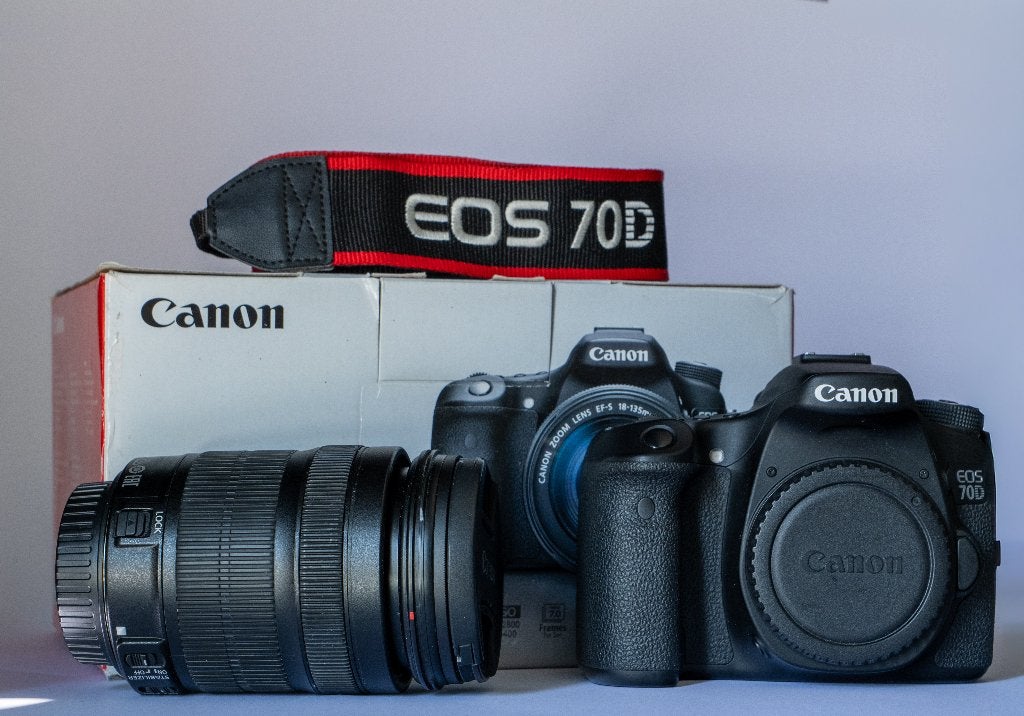 Canon EOS 70D + objectif 18-135 mm STM + accessoires, TV, Hi-fi & Vidéo, Appareils photo numériques, Écran inclinable/pivotant