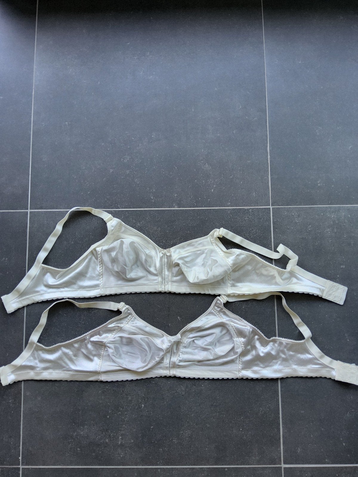 2 beigekleurige satijnen bh’s EU90B Naturana, Kleding | Dames, Ondergoed en Lingerie, Ophalen of Verzenden, Beige, BH