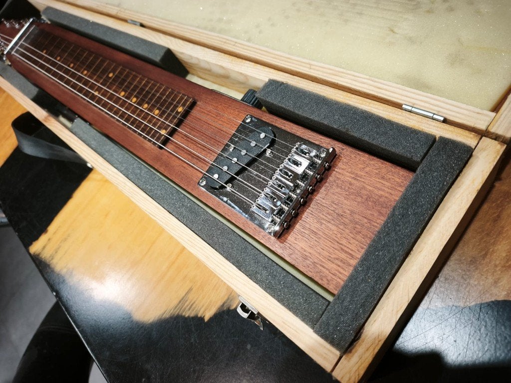 Lapsteel in case, Muziek en Instrumenten, Ophalen of Verzenden, Zo goed als nieuw, Solid body, Overige merken