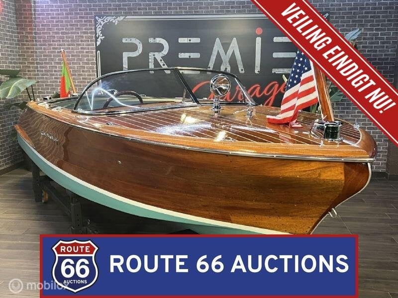 Chris Craft 19-feet Capri Runabout | 1956 | Route 66 Auction, Overige merken, Zwart, Bedrijf, Handgeschakeld