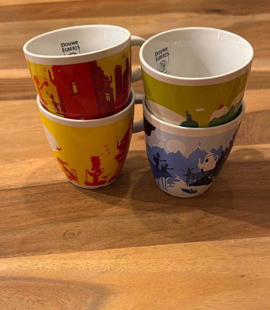 Set van 4 Douwe Egberts mokken – Limited Edition designs, Huis en Inrichting, Keuken | Servies, Ophalen, Zo goed als nieuw, Overige typen