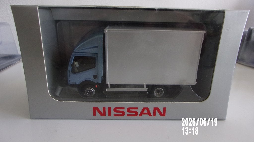 NISSAN TAPISSIERE.COLLECT.DEALER NISSAN  1/43.COMME NEW., Enlèvement ou Envoi, Comme neuf, Voiture, Autres marques