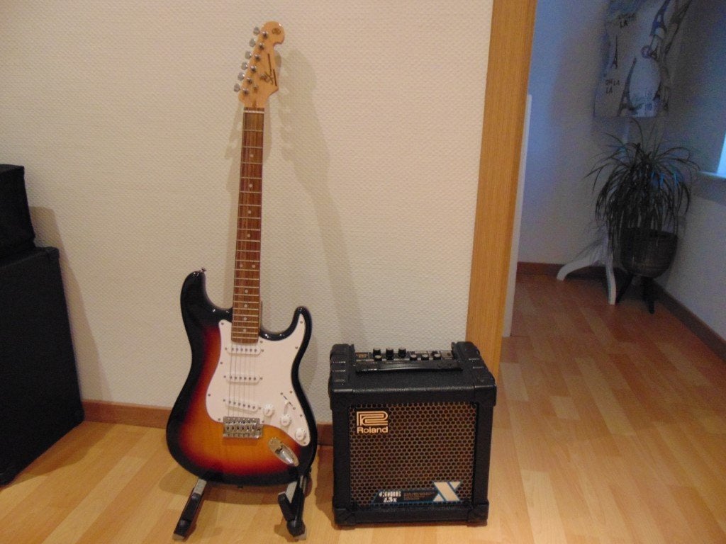 Gitaar stratocaster SX + Gitaar Versterker Roland cube 15X, Enlèvement, Neuf
