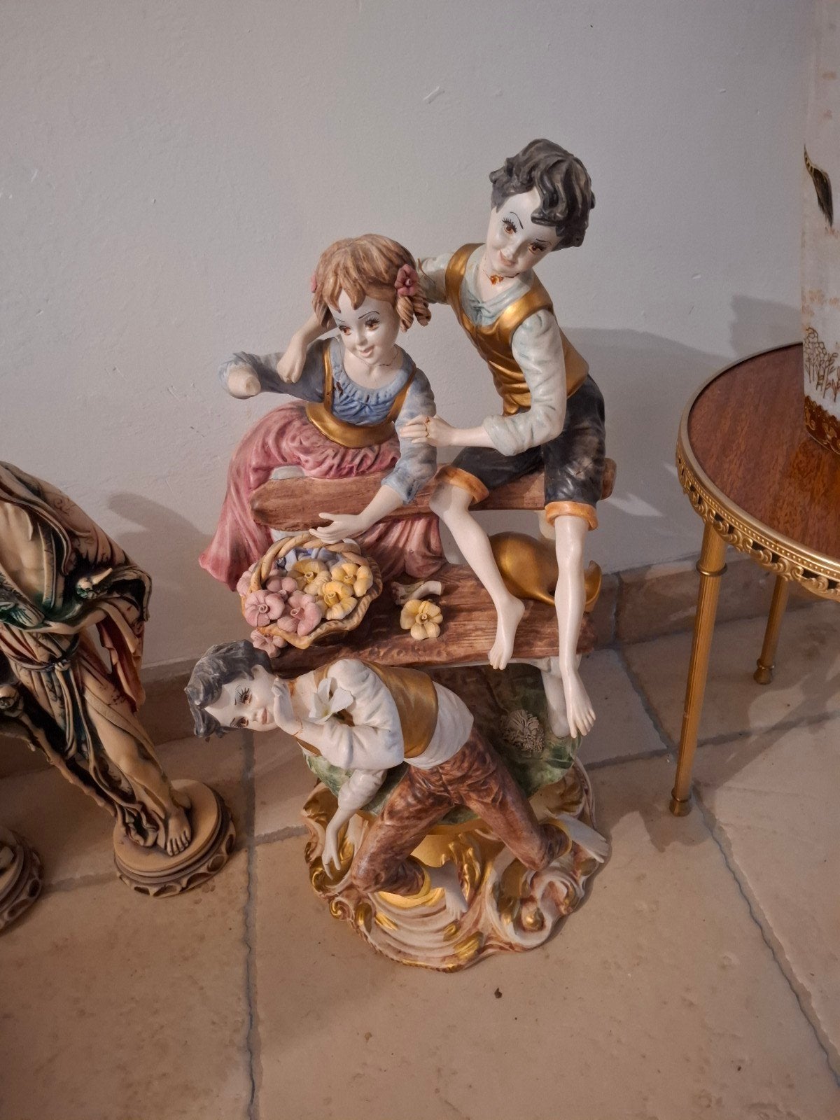 Statue vintage en porcelaine représentant des enfants jouant, Enlèvement