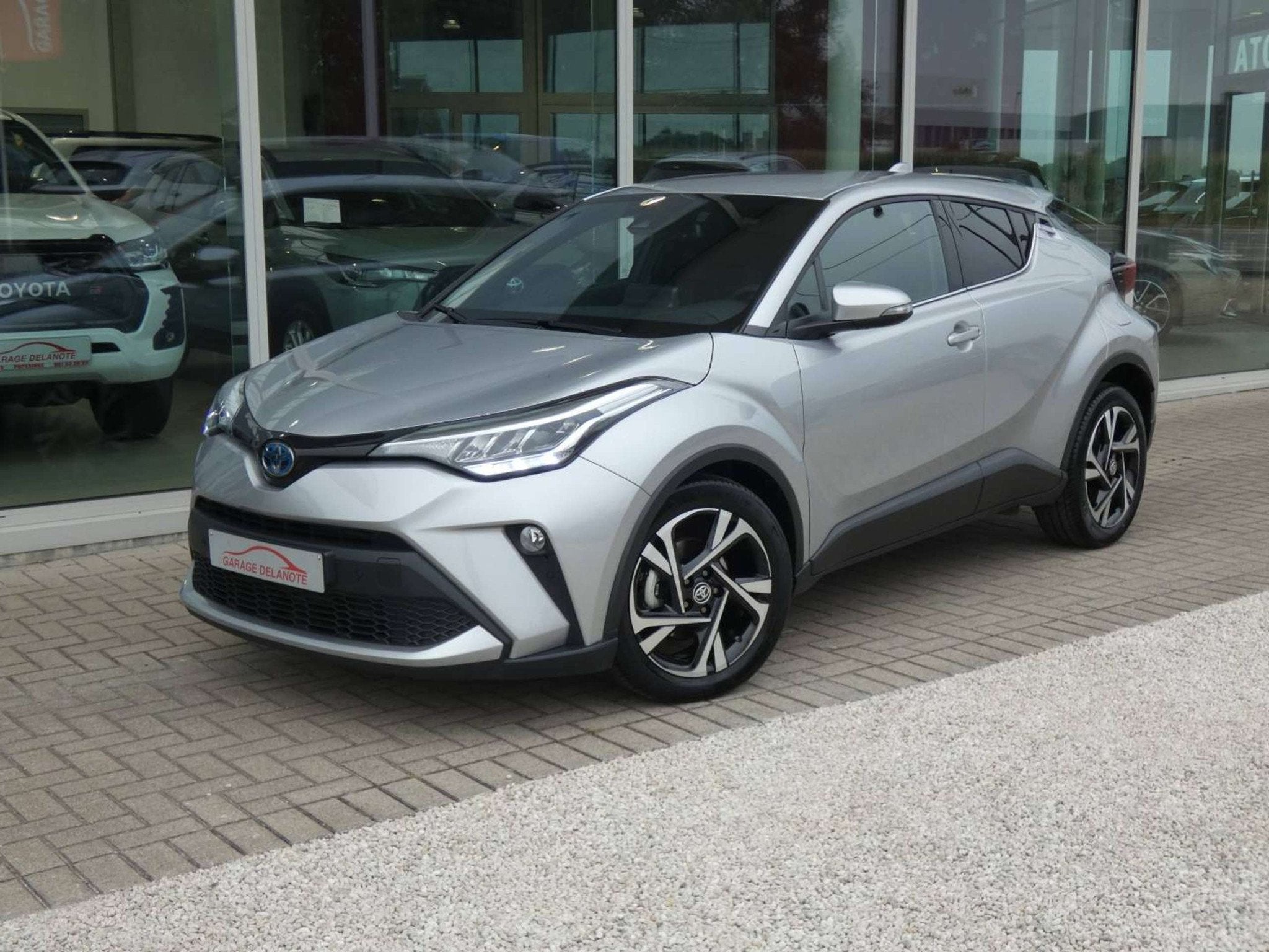 Toyota C-HR 1.8i HYBRID C-Lub +GPS +Dodehoek +Zetelverwarmin, 122 pk, Gebruikt, 4 cilinders, Bedrijf