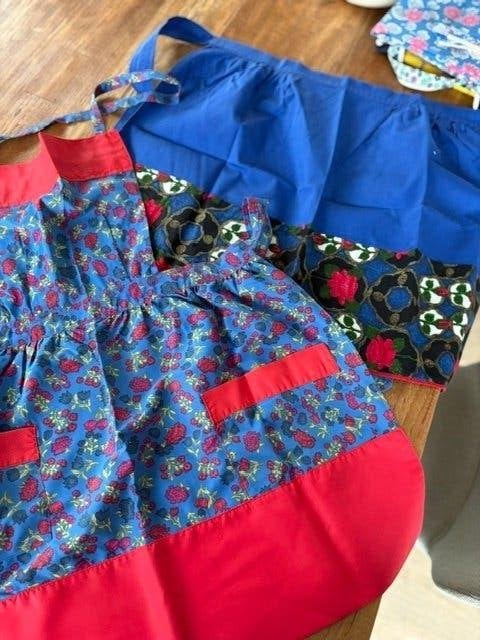 2 tabliers de cuisine vintage, Enlèvement ou Envoi, Avec poches, Comme neuf, Bleu
