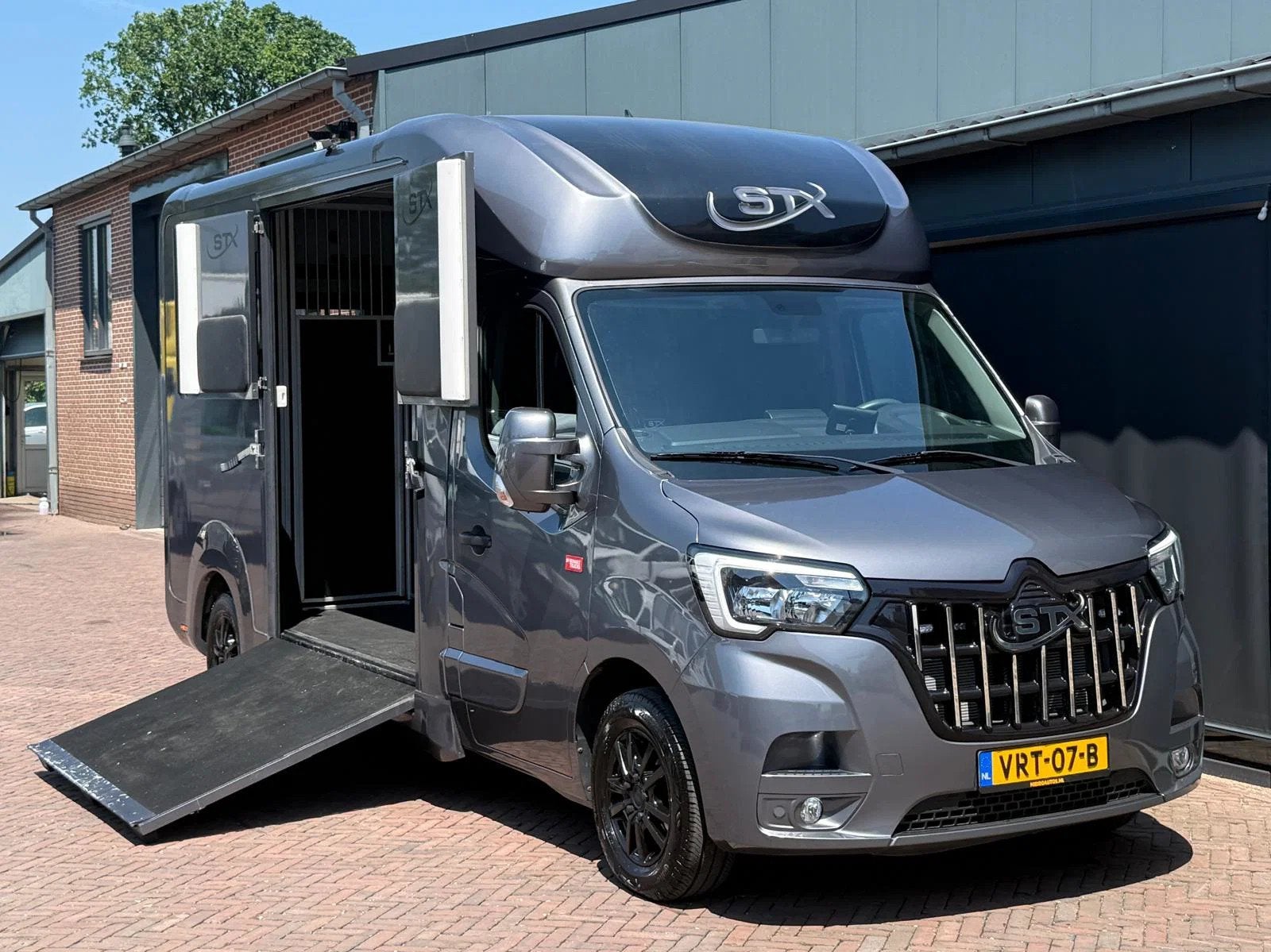 Renault Master STX S3 Paardenwagen Hengsten uitvoering Autom, Animaux & Accessoires, Chevaux & Poneys | Semi-remorques & Remorques