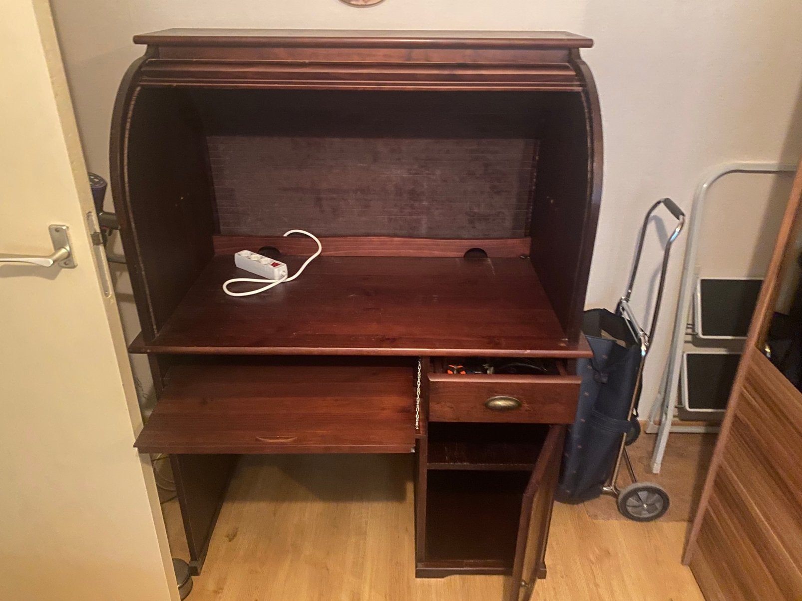 Buro v hout, Huis en Inrichting, Ophalen, Zo goed als nieuw