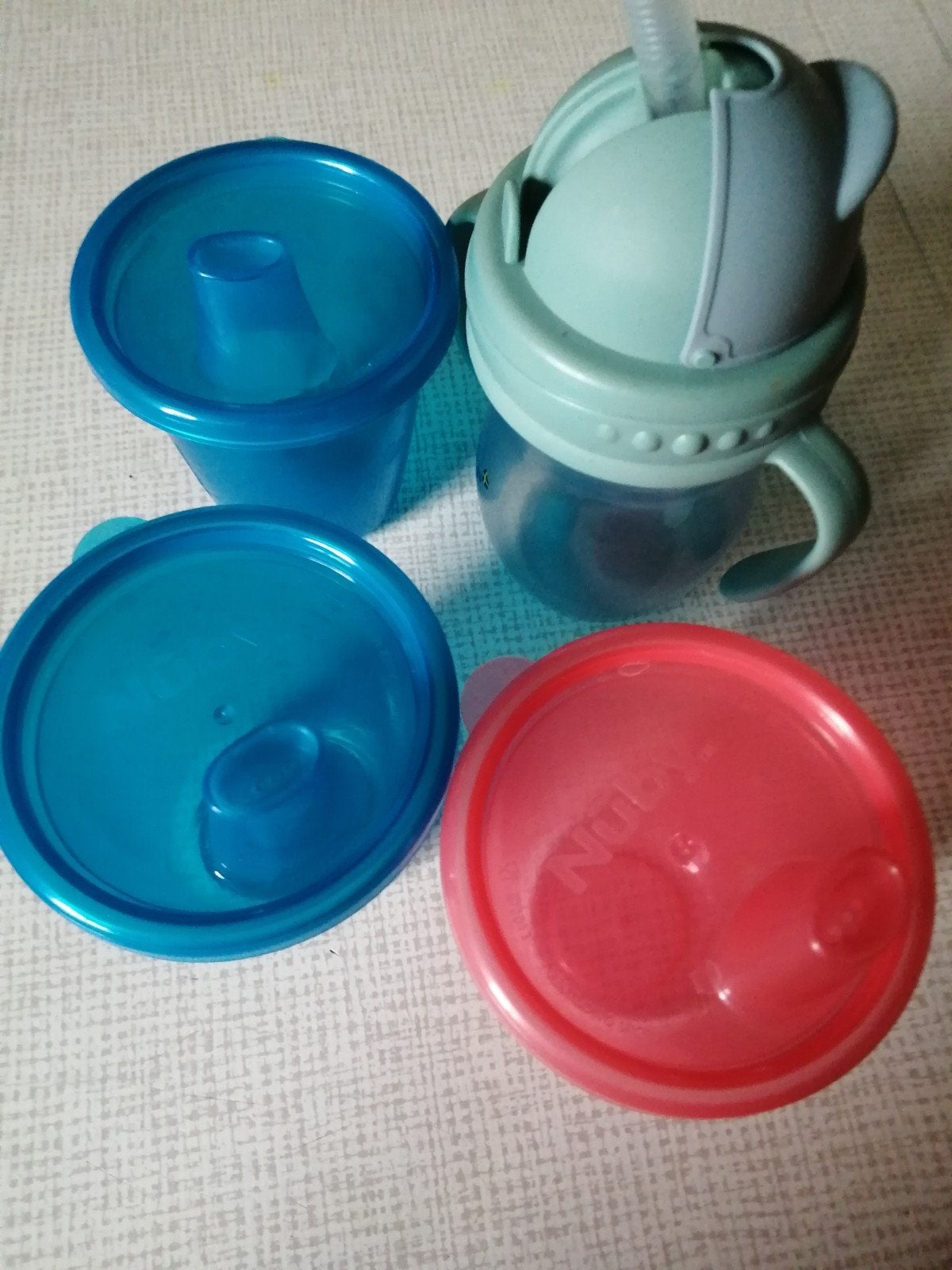 Gobelets avec couvercles a bec et une gourde, Enlèvement