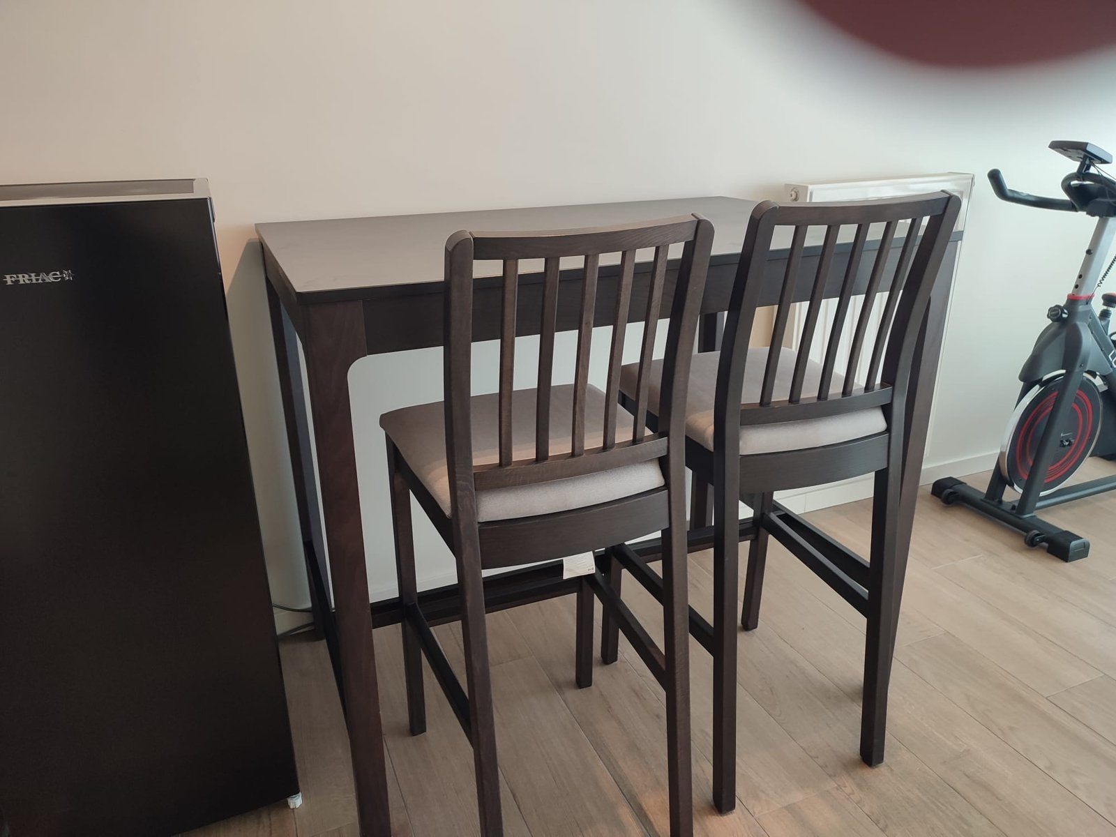 Hoge eet tafel & 2 stoelen, Huis en Inrichting, Complete eetkamers, Ophalen, Zo goed als nieuw