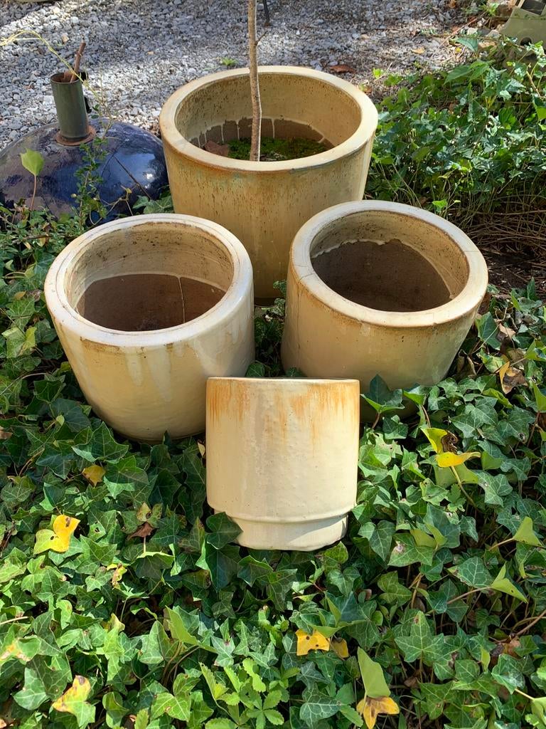 Set van lichtgele bloempotten. Geglazuurd, Ophalen, Gebruikt, Rond, Minder dan 40 cm