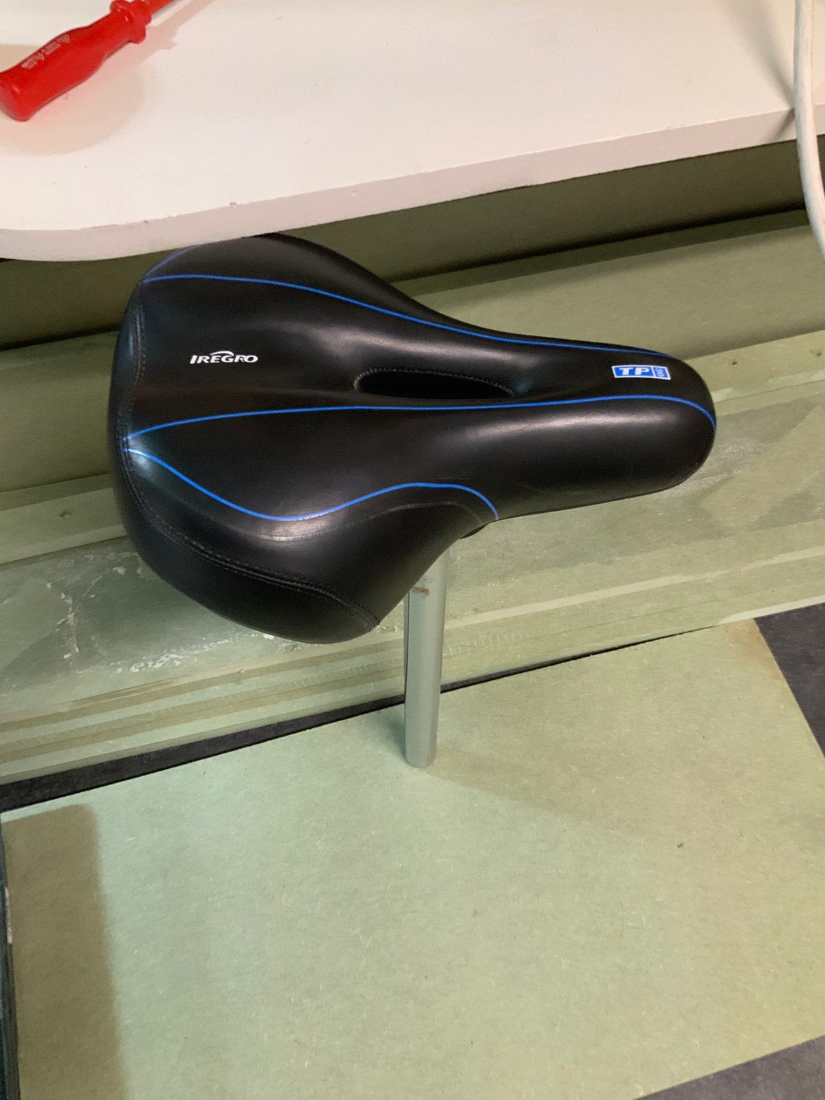 Brede comfort fietszadel Iregro TP30 m uitsparing + zadelpen, Ophalen of Verzenden, Gebruikt, Stadsfiets, Zadel