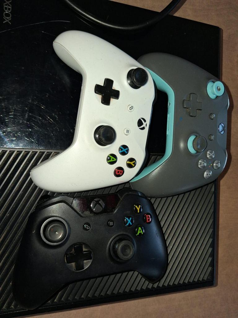 xbox one goed werkende staat 3 controller en nodige kabels, Games en Spelcomputers, Ophalen, Zo goed als nieuw, Xbox One