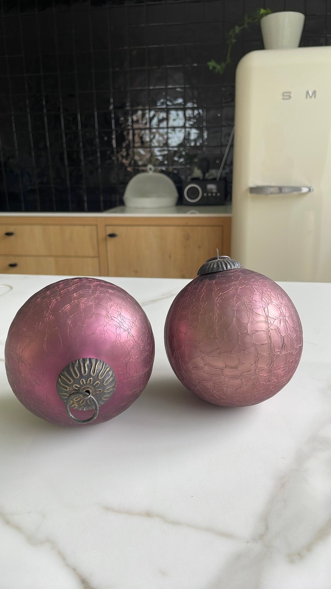 2 grote kerstballen van circa 15 cm Flamand, Diversen, Kerst, Ophalen of Verzenden, Zo goed als nieuw
