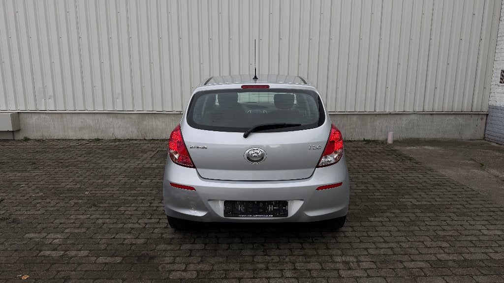Hyundai i20 1.2 Benzine — 2014 — 79.800 km — Eerste eigenaar, Auto's, Voorwielaandrijving, Zwart, 4 cilinders, Sound system