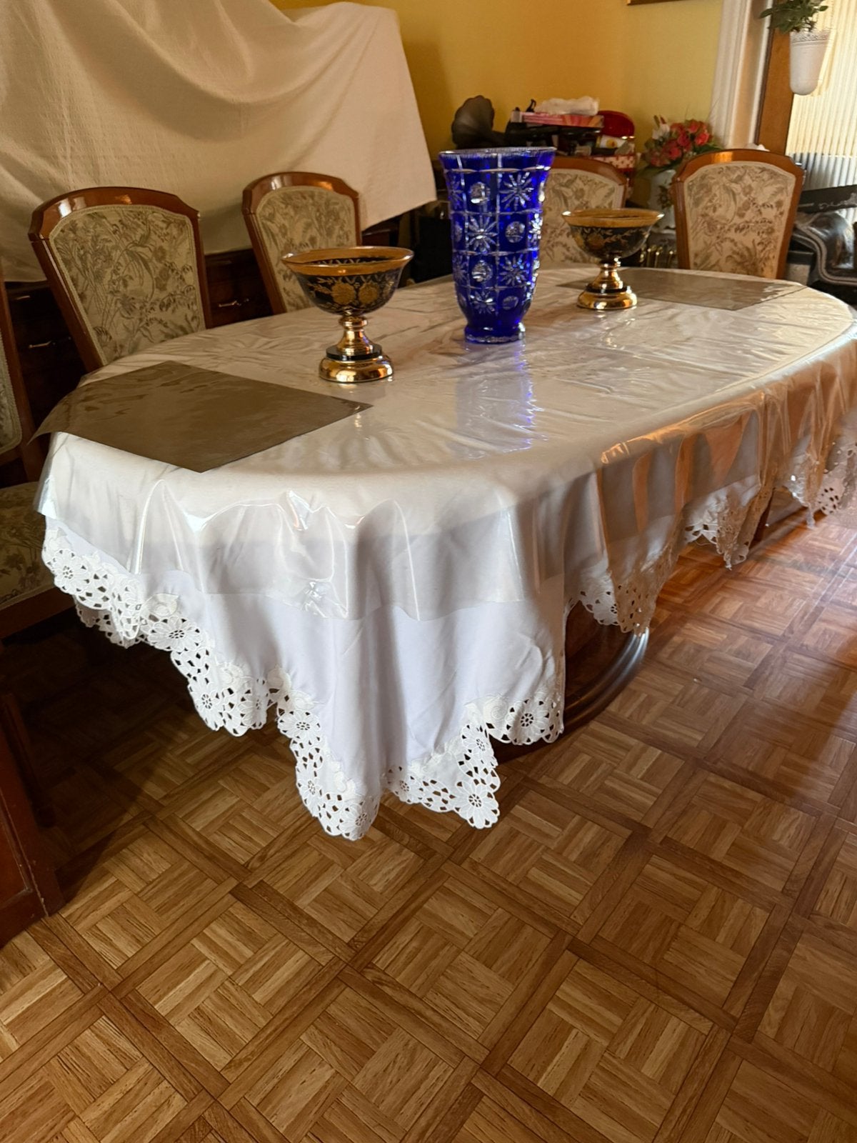CHAISE + TABLE + VITRINE, Enlèvement
