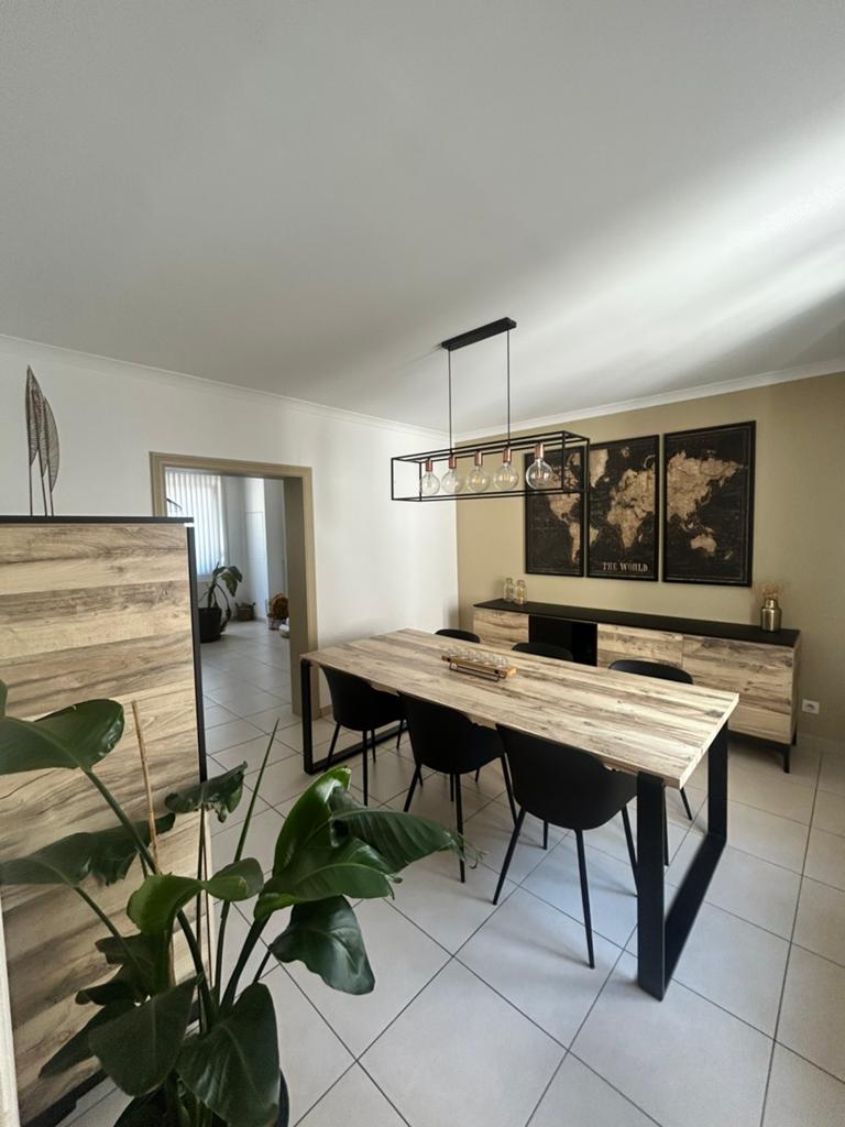 Salle a manger complete a vendre, Ophalen, Zo goed als nieuw, Boir et noir, 4 tot 6 stoelen