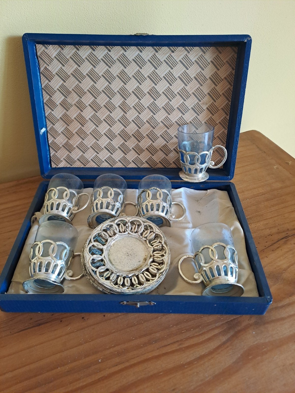 coffre avec tasses à thé vintage, Antiquités & Art, Enlèvement