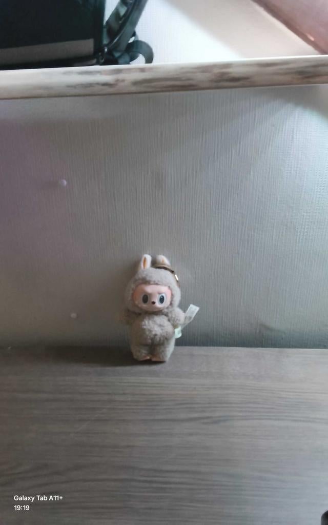 Exciting macaron “the monsters” labubu, Kinderen en Baby's, Speelgoed | Knuffels en Pluche, Ophalen, Zo goed als nieuw, Bruin
