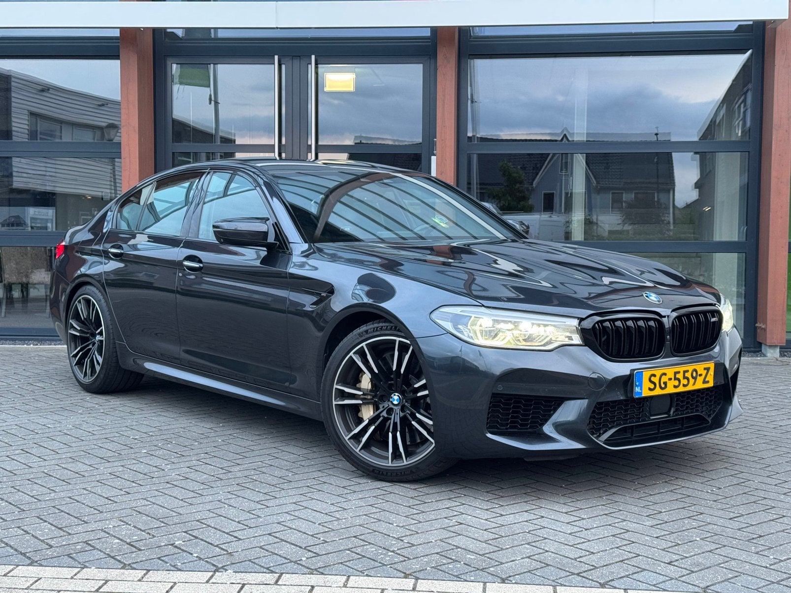 BMW F90 M5 Comp 2018 avec options complètes CCB 600 ch, Autos, BMW, Cuir, Argent ou Gris, Euro 6, Phares entièrement LED