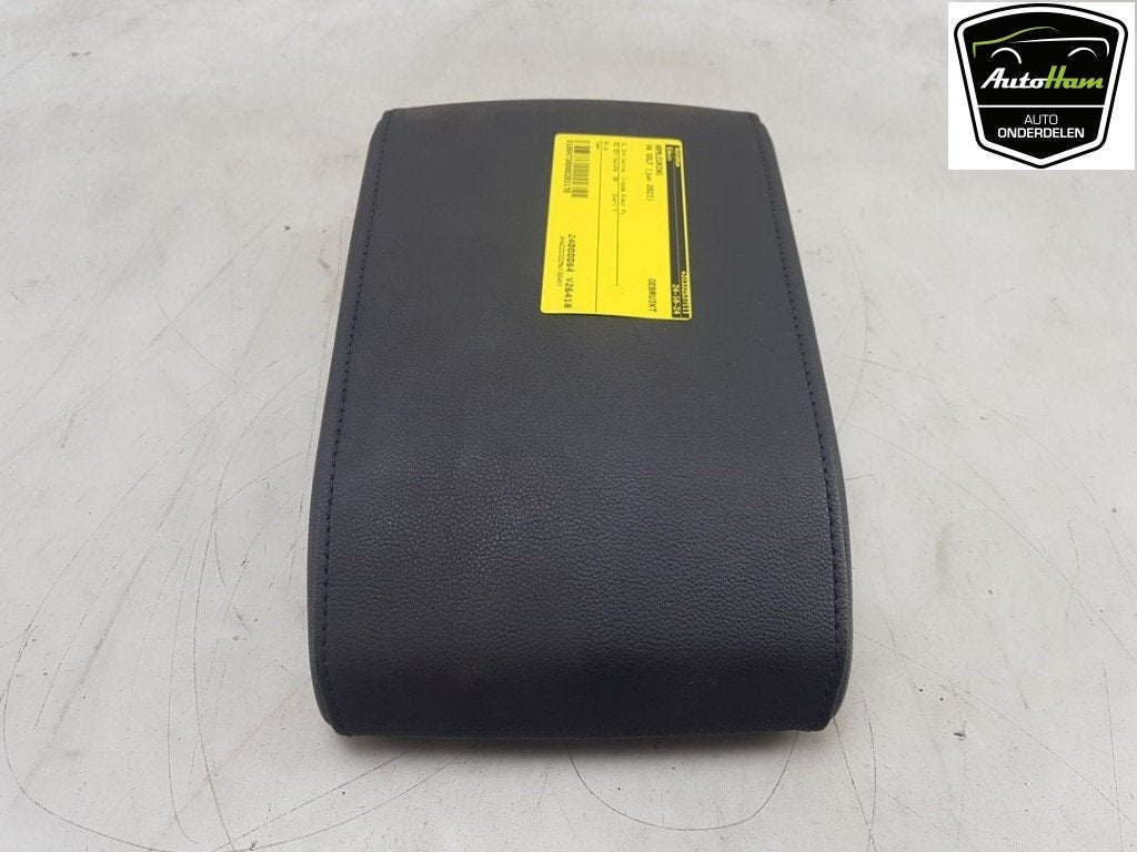 ACCOUDOIR CENTRAL Volkswagen Golf VIII (CD1) (01-2019/-), Dhr. J. Ham, Volkswagen, Administratie@autoham.nl, Utilisé