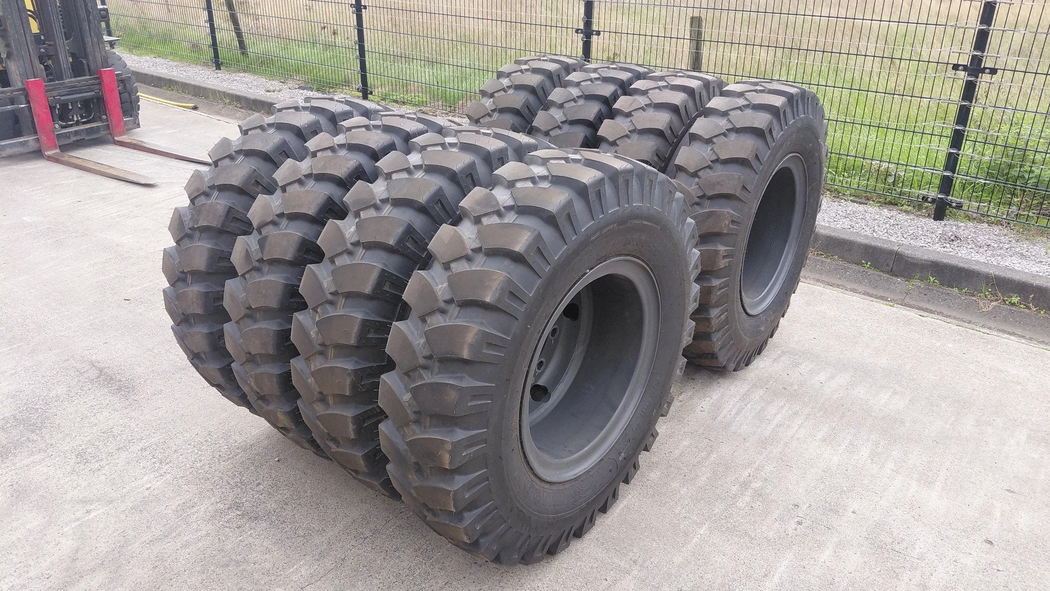 Tiron 10.00-20 complete set for wheeled excvavator, Zakelijke goederen