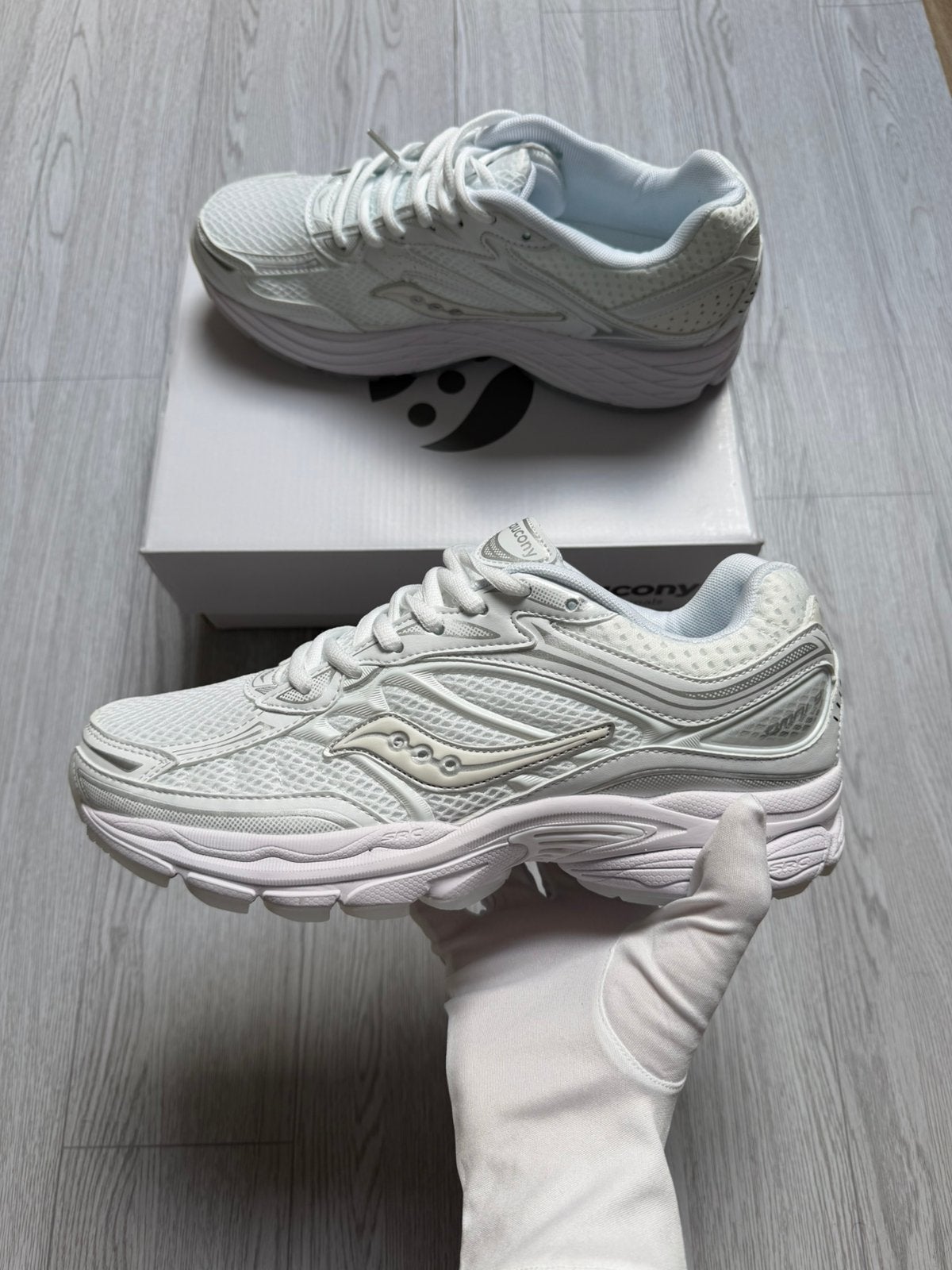 Saucony Progrid Omni 9 - Blanc - 43, Neuf, Enlèvement ou Envoi, Chaussures de sport, Blanc