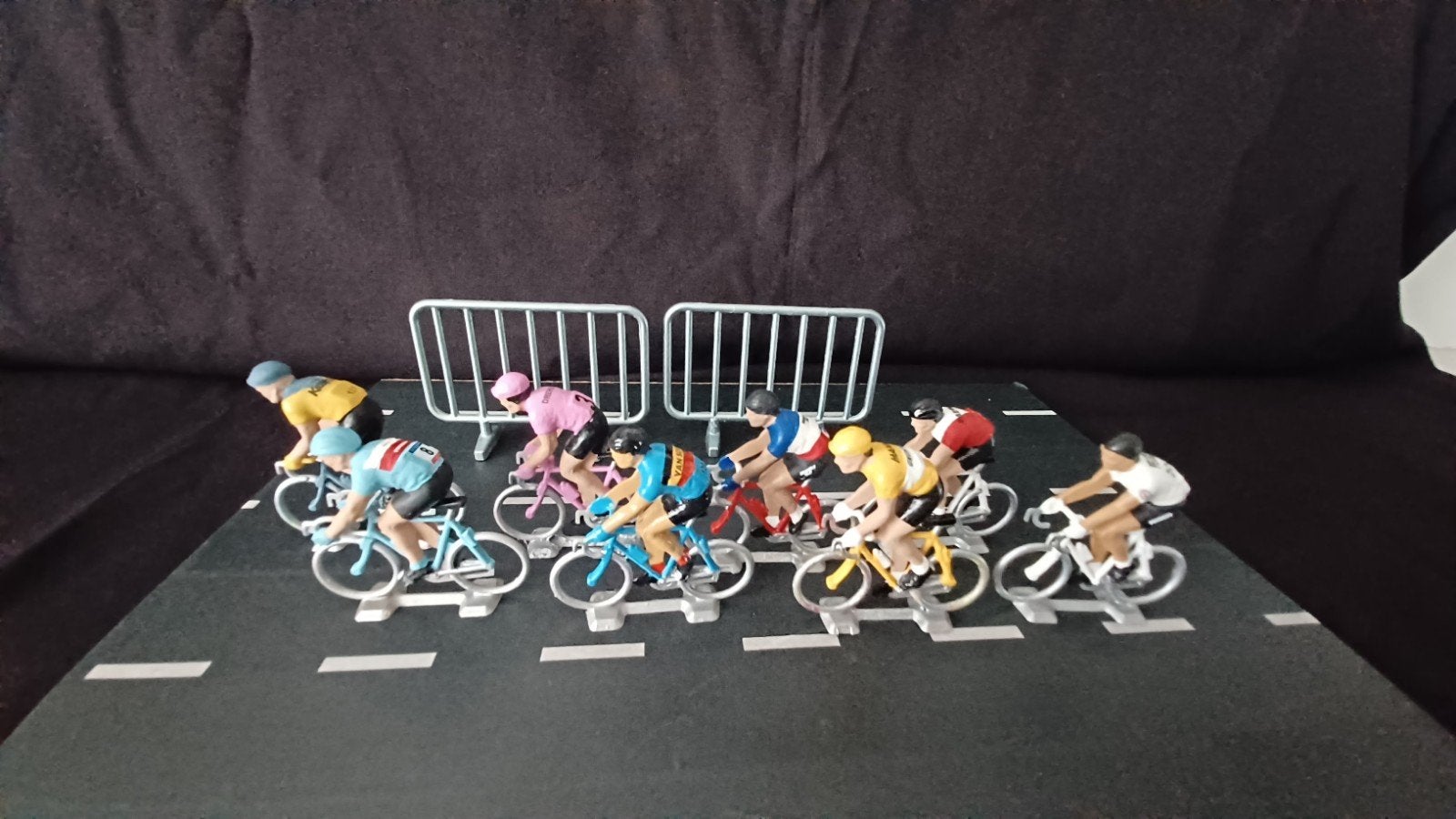 Miniatuur wielrenners met retro truitjes, Ophalen of Verzenden