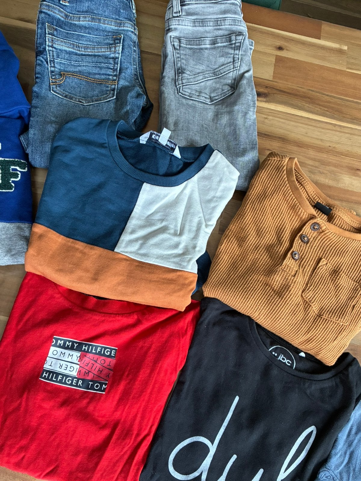 Kledingpakket jongens: jeansbroeken, shirts, en hoodie,, Enlèvement, Comme neuf