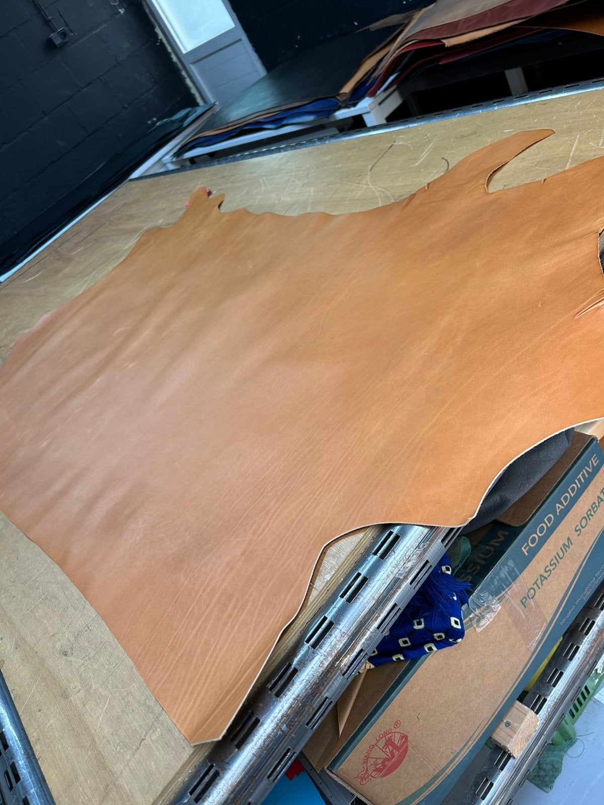 Cognac jalfs halve huid 1.3 mm dikte stug en glad A-431, Ophalen of Verzenden, Zo goed als nieuw