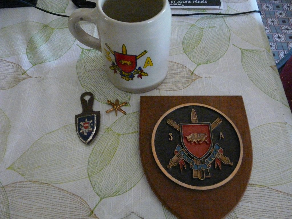 Bierpul plus 3e artillerie-insigne, Verzamelen, Ophalen of Verzenden, Landmacht, Kunstobject