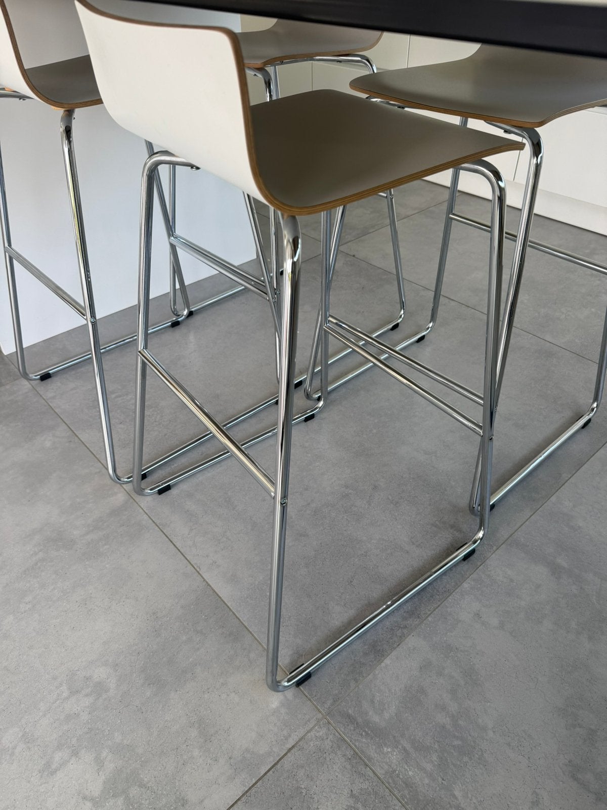 4 tabourets de bar chromés assise taupe, Avec repose-pieds, 4 tabourets, Enlèvement, Utilisé
