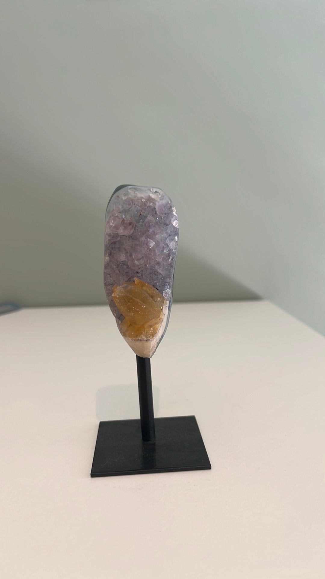 Amethist met calciet op staander, Ophalen of Verzenden