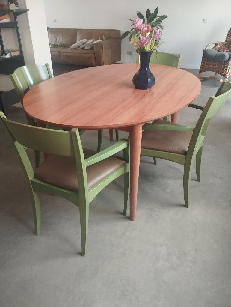 Ovale tafel en 4 stoelen, Huis en Inrichting, Tafels | Eettafels, Ophalen, Overige materialen, Gebruikt, 100 tot 150 cm