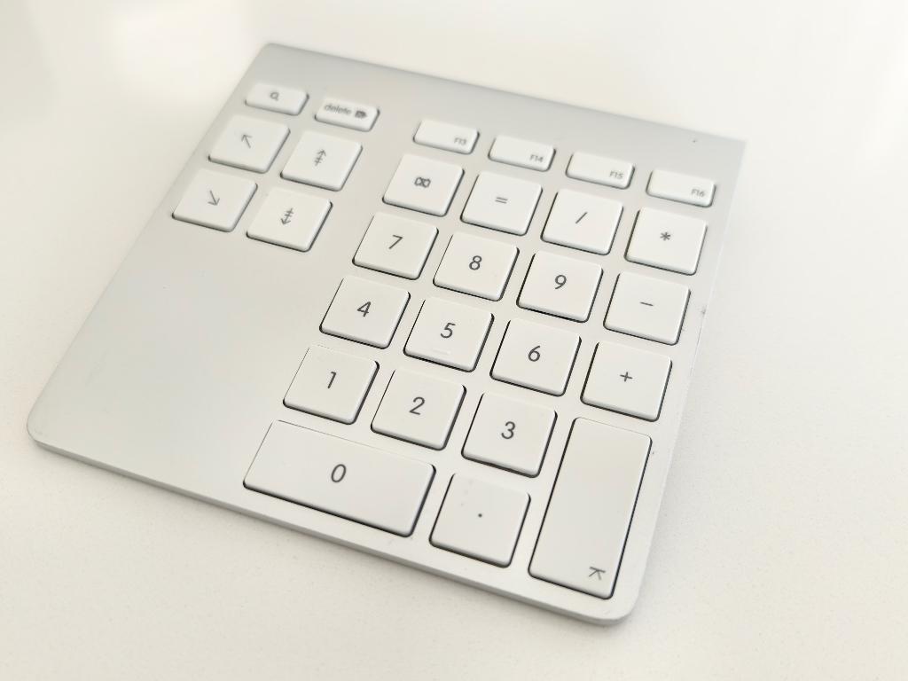 belkin bluetooth numeric keypad, Computers en Software, Toetsenborden, Gebruikt, Numeriek, Draadloos, Ophalen