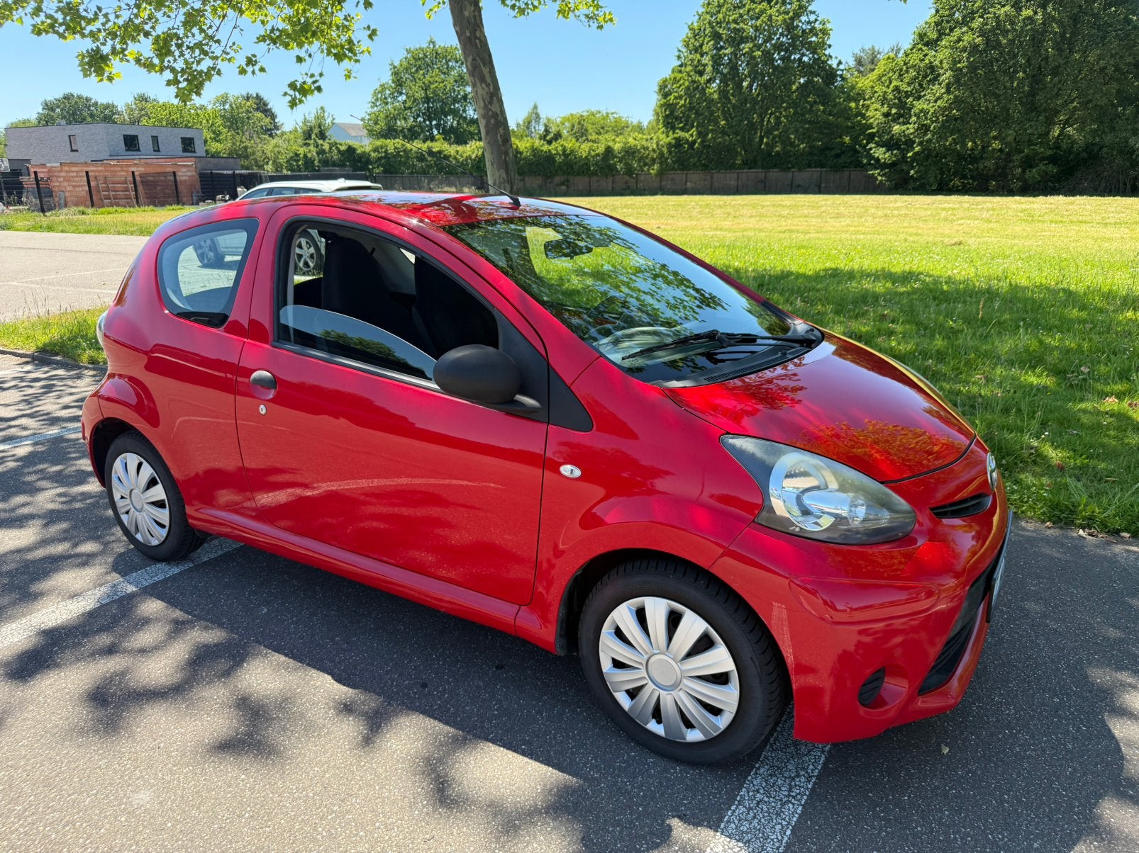 Toyota aygo 2012 gekeurd 12 maanden garantie, Autos, Toyota, Rouge, Euro 5, Achat, Entreprise