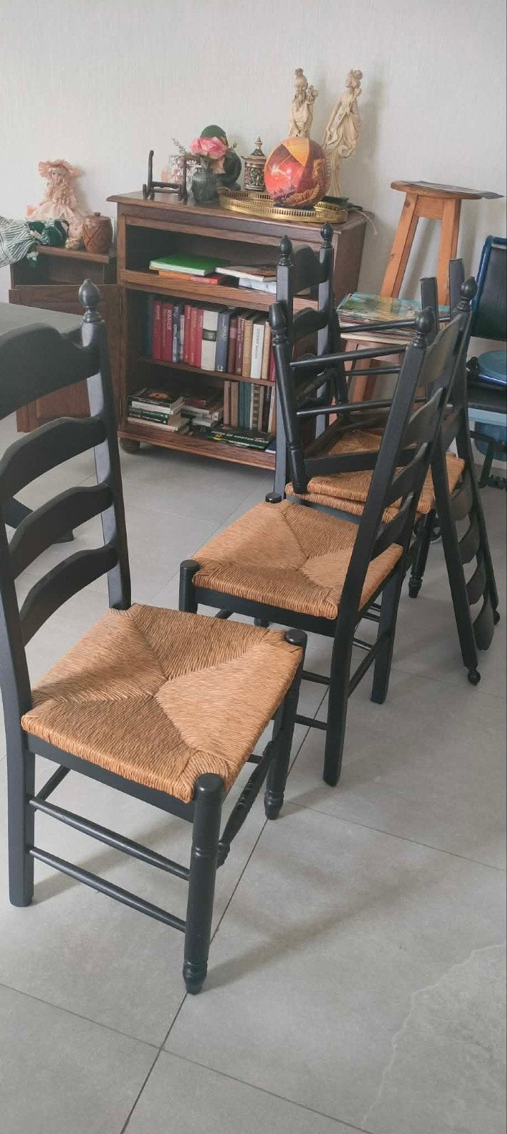 Stoelen met rieten zitting, Ophalen