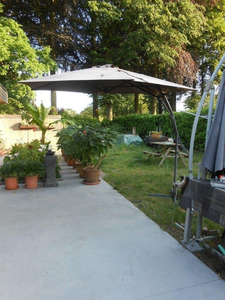 grote parasol met metalen standaard en voet, Enlèvement, Utilisé, Parasol sur pied, Inclinable