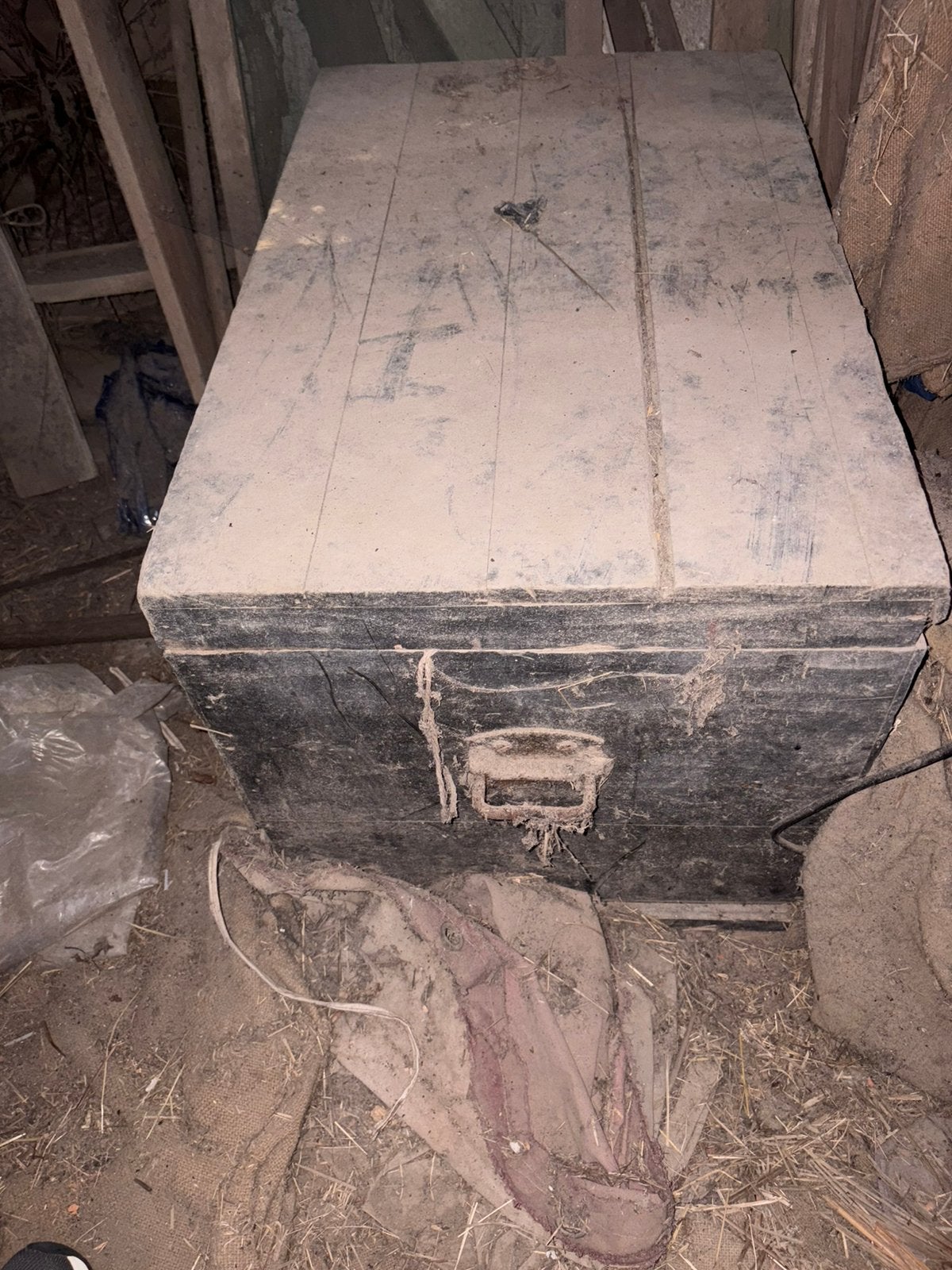 Zeer oude kist vol met houtbewerkings materiaal, Ophalen