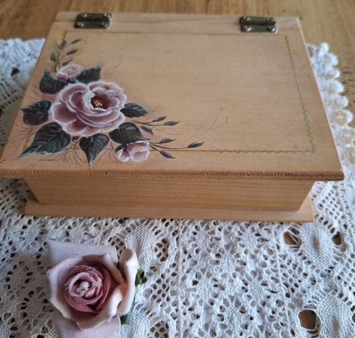 Vintage handbeschilderd houten doosje met roze rozen, Antiek en Kunst, Ophalen of Verzenden