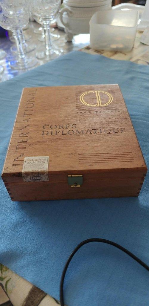 sigarenkistje Corps Diplomatique International, Enlèvement ou Envoi, Comme neuf, Boite à tabac ou Emballage