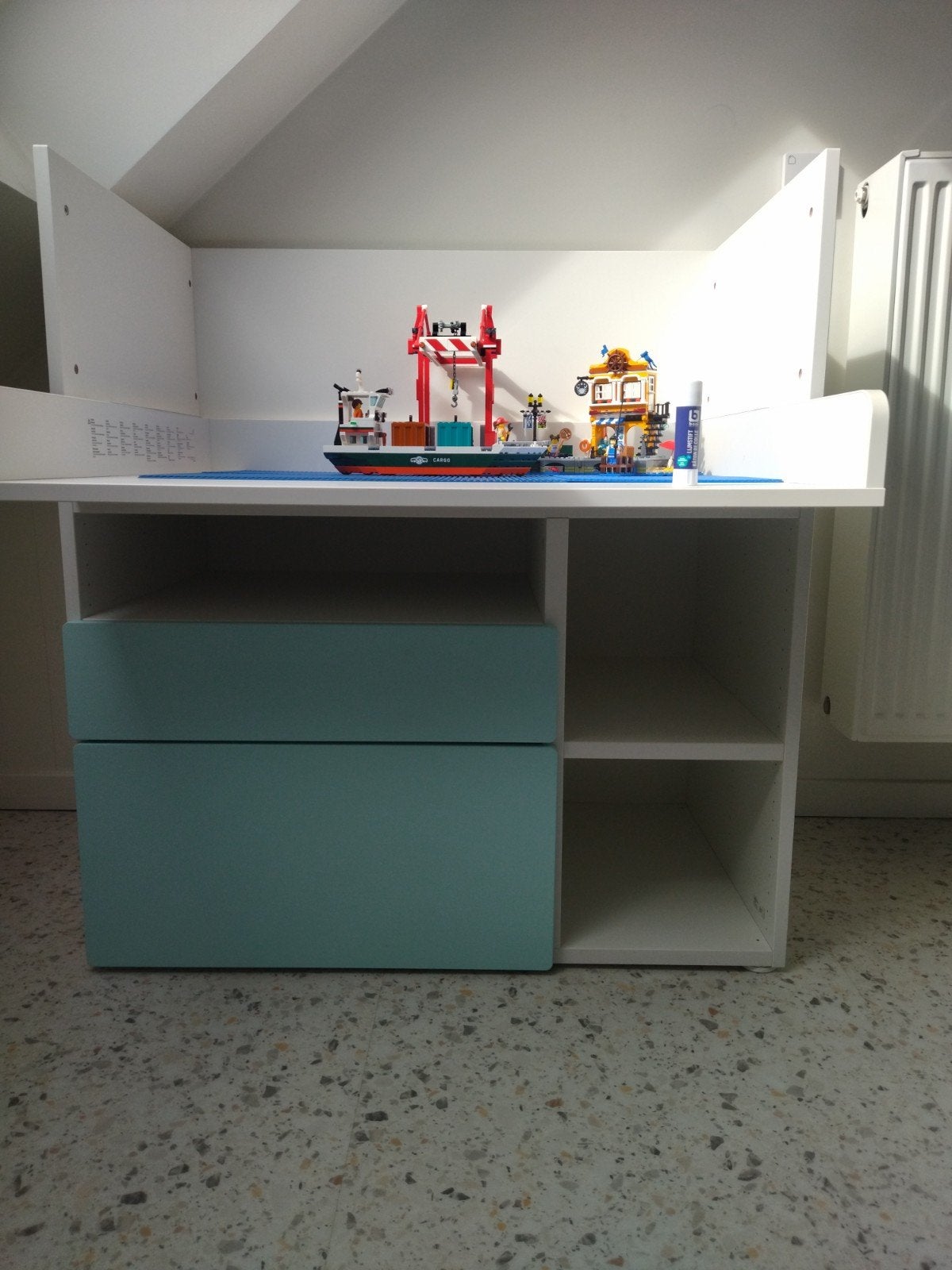 Ikea bureau smastad nieuwstaat, Enlèvement, Commode