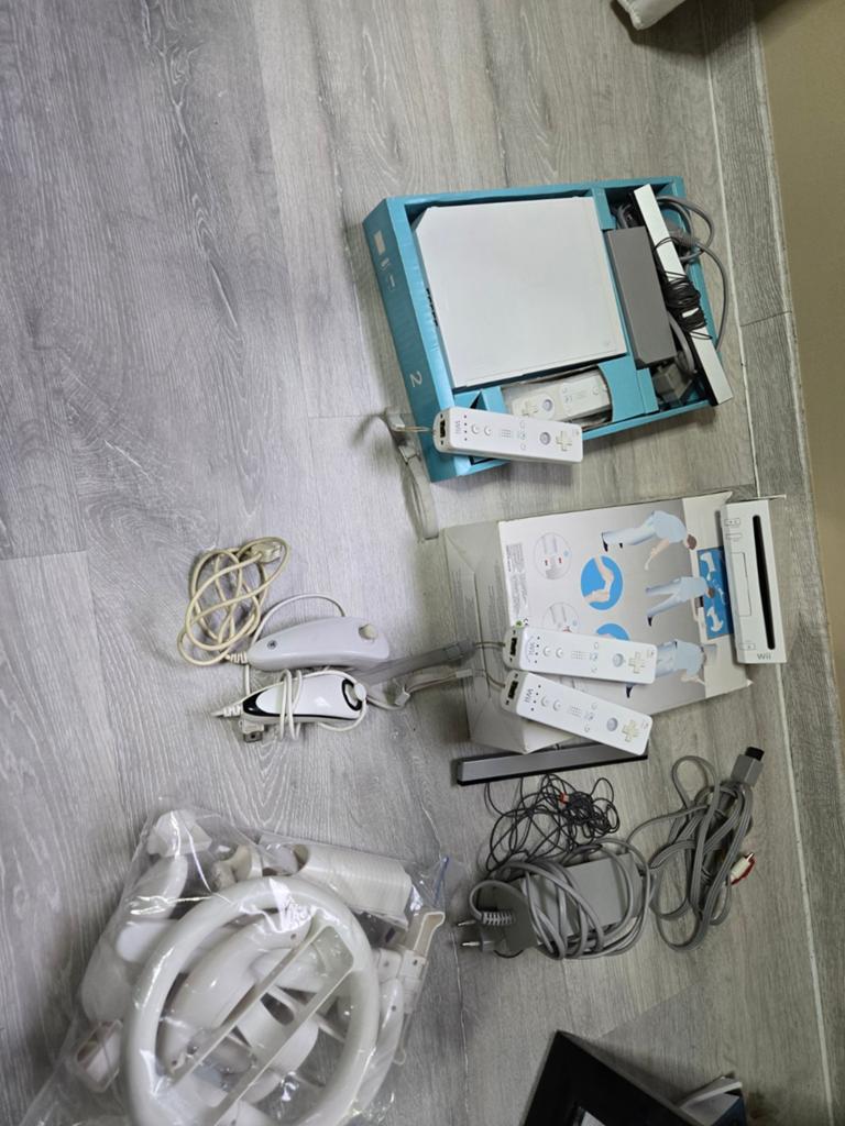 2 Wii-consoles met elk 2 controllers