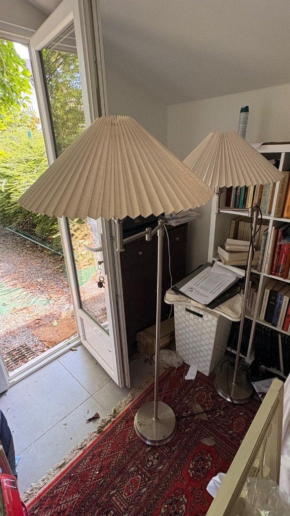 2 lampadaires design en métal brossé avec abat-jour plissé, Beige, Rond, Comme neuf, Lampadaire