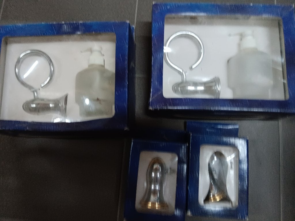 2 kleerhangers en 2 zeepdispensers, Huis en Inrichting, Ophalen, Nieuw, Goud