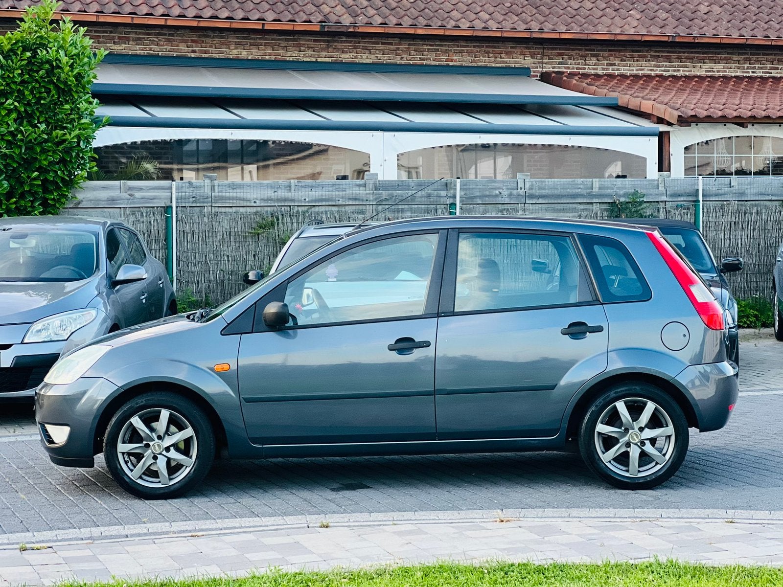 Ford Fiesta 1.3i * Benzine * Automaat * 109.000 Km * 5 Deurs, Auto's, Automaat, Parkeersensor, Bedrijf, Euro 4
